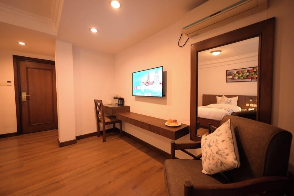 Deluxe Twin Room | In-room safe, desk, laptop workspace, soundproofing