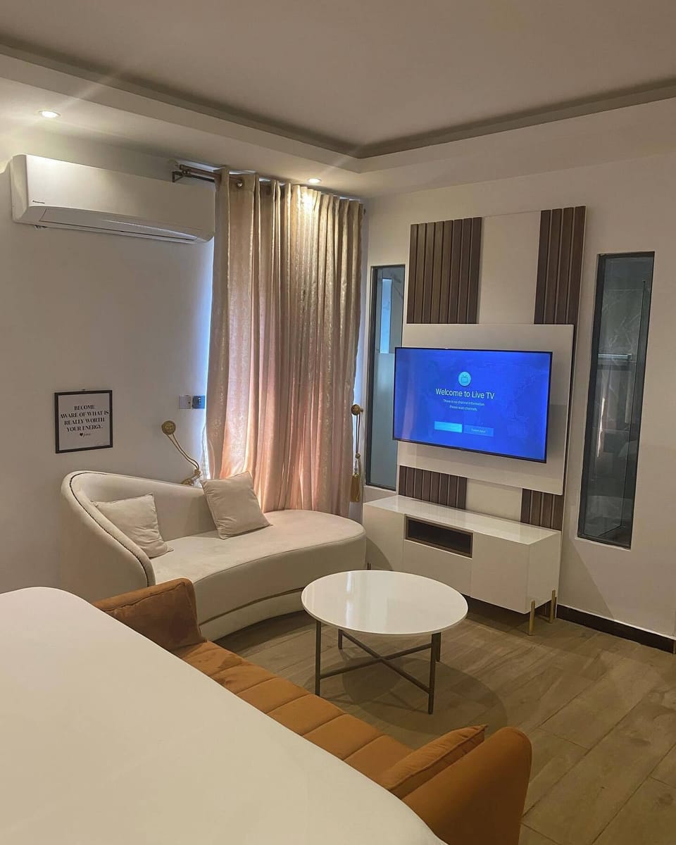 Deluxe Room, Balcony, City View | Living area