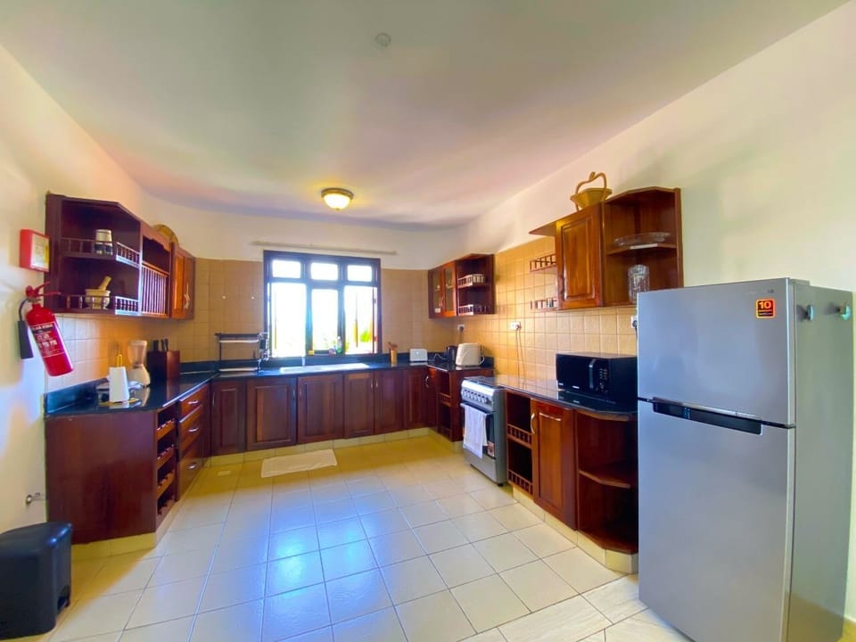 Luxury Apartment, Beach View | Private kitchen