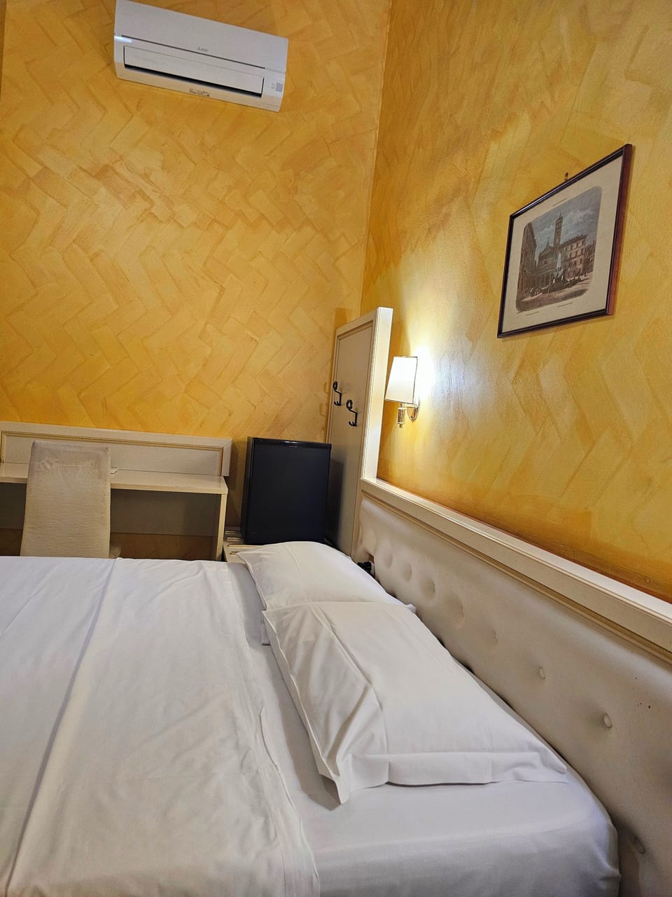 Basic Double Room | Desk, soundproofing, WiFi (free)