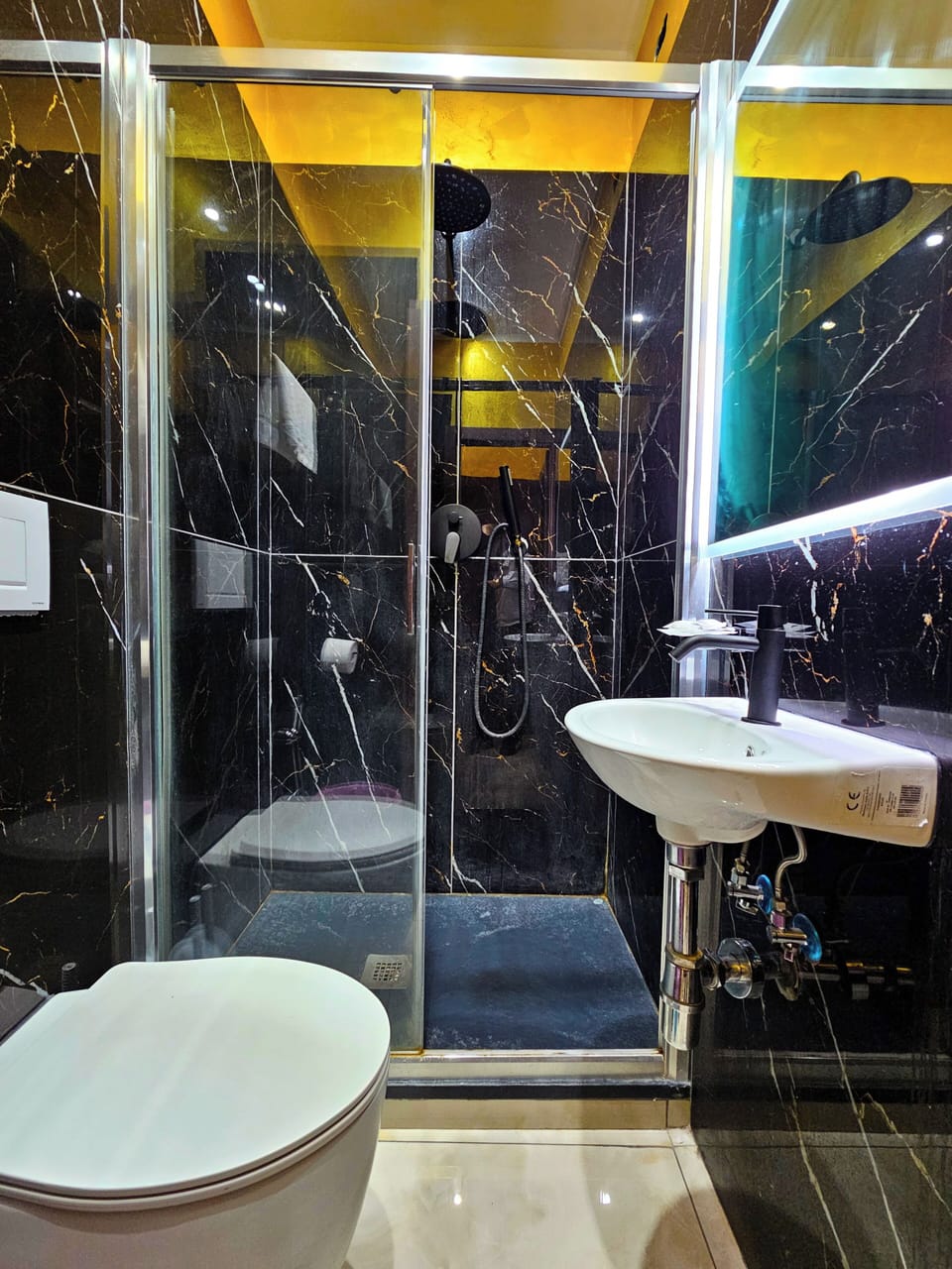 Shower, free toiletries, hair dryer, bidet