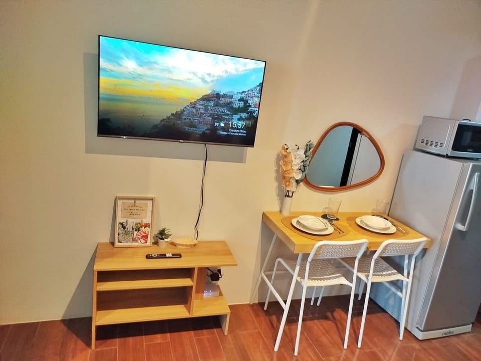 Comfort Condo, Kitchen, City View | In-room dining