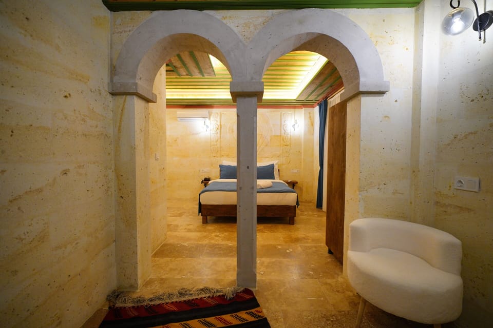 Deluxe Suite, Garden View | Premium bedding, minibar, individually decorated, desk