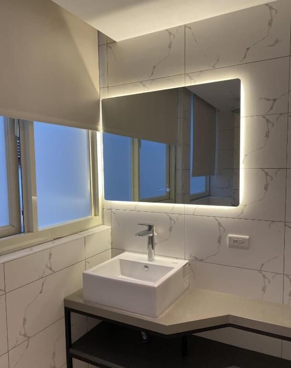 Design Double Room | Bathroom | Separate tub and shower, hydromassage showerhead, hair dryer, towels