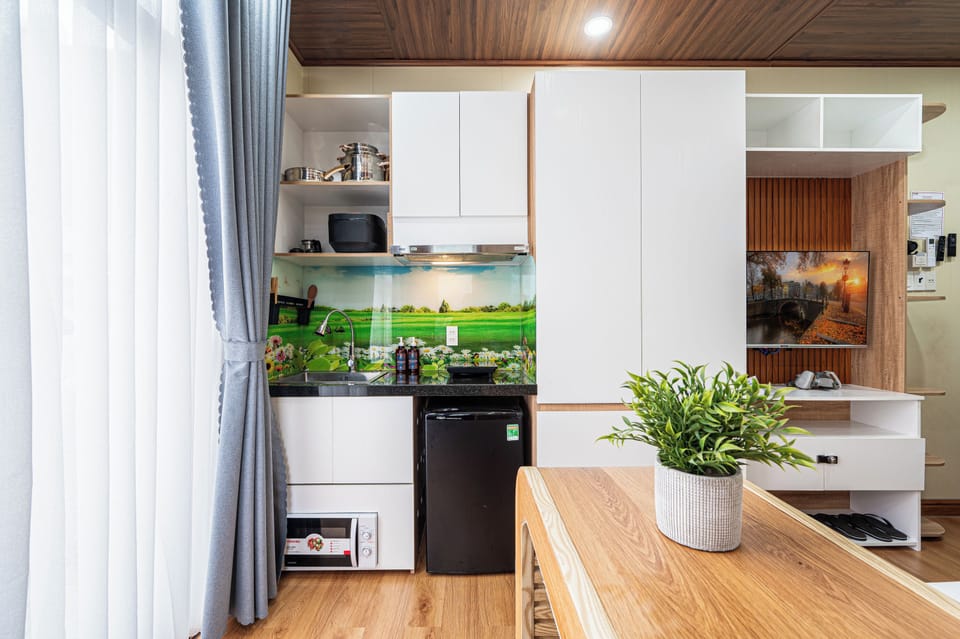 Deluxe Studio, Balcony, Courtyard View | Private kitchen | Fridge, microwave, rice cooker, cleaning supplies
