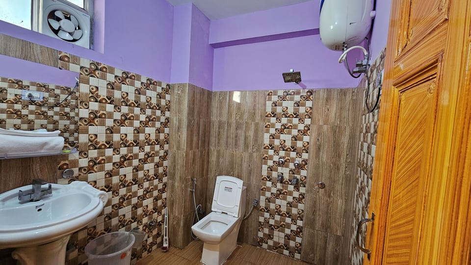 Shower, rainfall showerhead, free toiletries, slippers