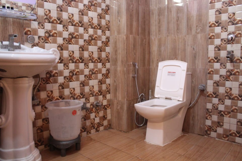 Superior Double Room | Bathroom | Shower, rainfall showerhead, free toiletries, slippers