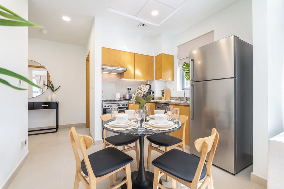 Deluxe Apartment, City View | Dining room