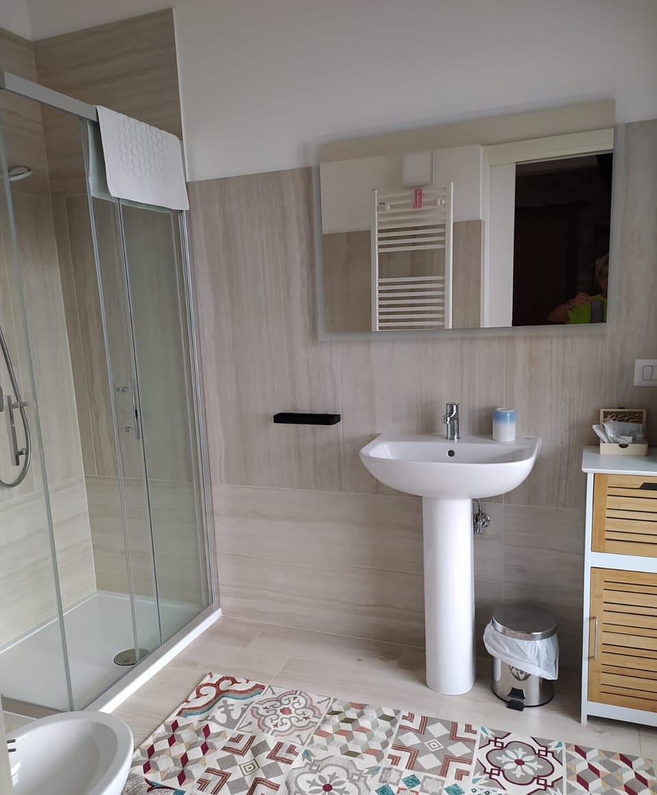 Deluxe Double Room, Garden View | Bathroom | Shower, hair dryer, bidet, towels