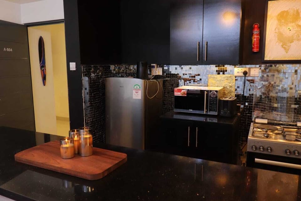 Deluxe Apartment, City View | Private kitchen | Microwave, cookware/dishes/utensils, dining tables