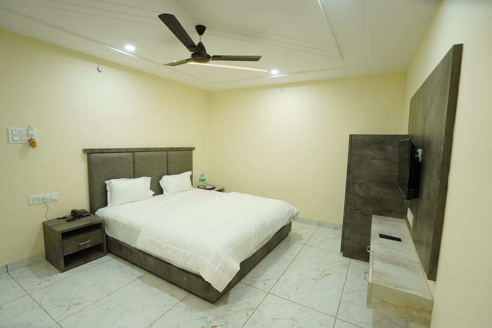 Classic Room, City View | Desk, laptop workspace, iron/ironing board (on request), WiFi (free)
