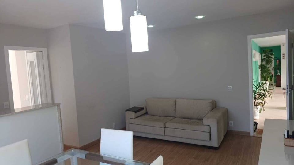 Studio | Living room | 32-inch TV with cable channels