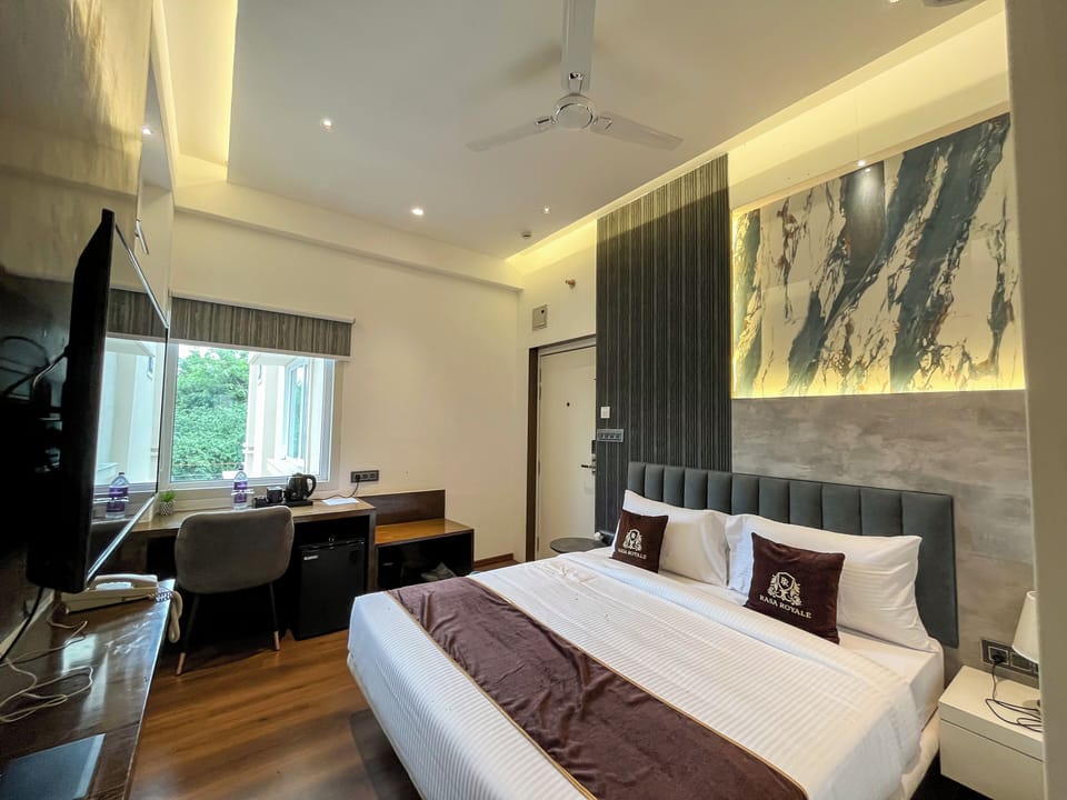 Luxury Room, City View | Desk, laptop workspace, iron/ironing board (on request), WiFi (free)