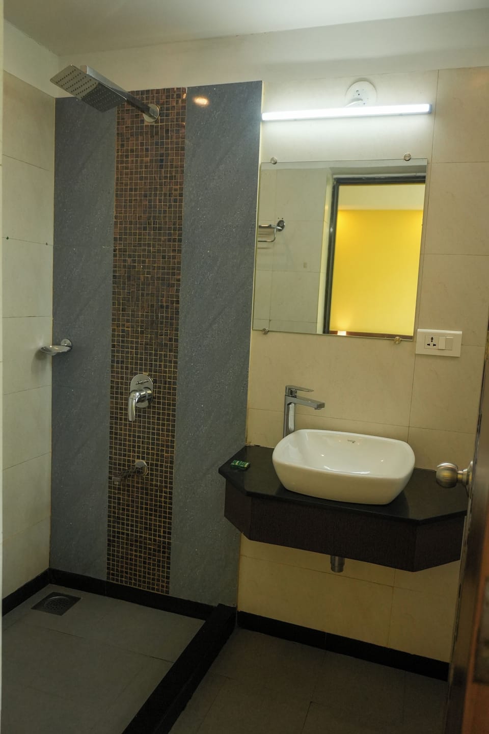 Shower, rainfall showerhead, free toiletries, towels
