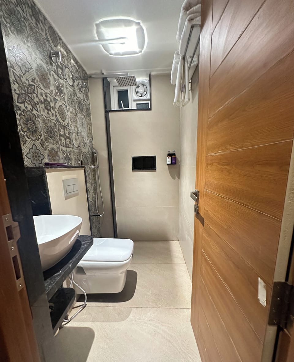 Standard Room | Bathroom | Shower, hair dryer, slippers, towels