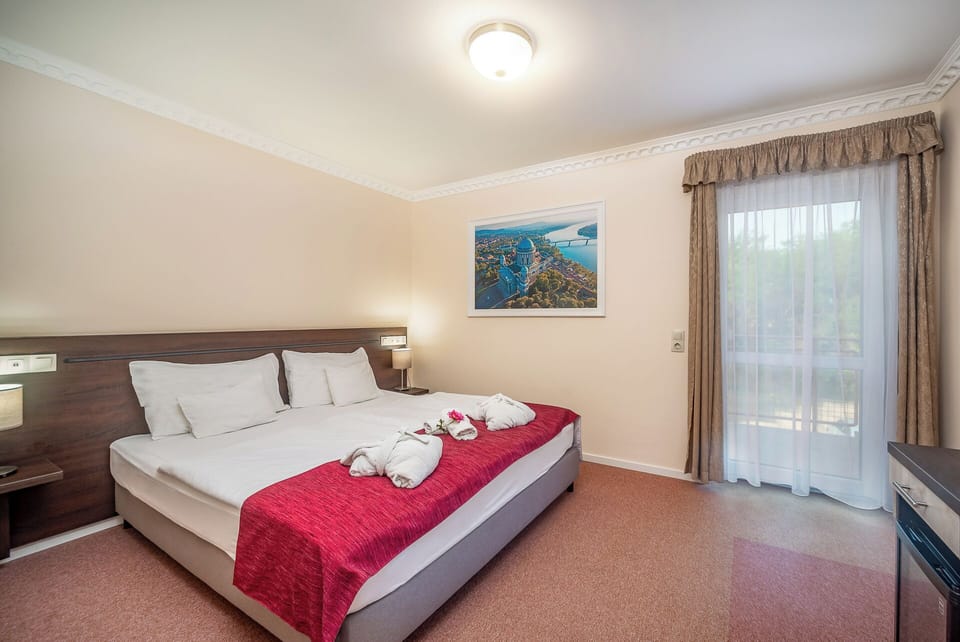 Superior Double Room, Garden View | In-room safe, desk, soundproofing, WiFi (free)