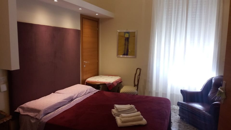 Basic Double Room | Desk, iron/ironing board, WiFi (free)