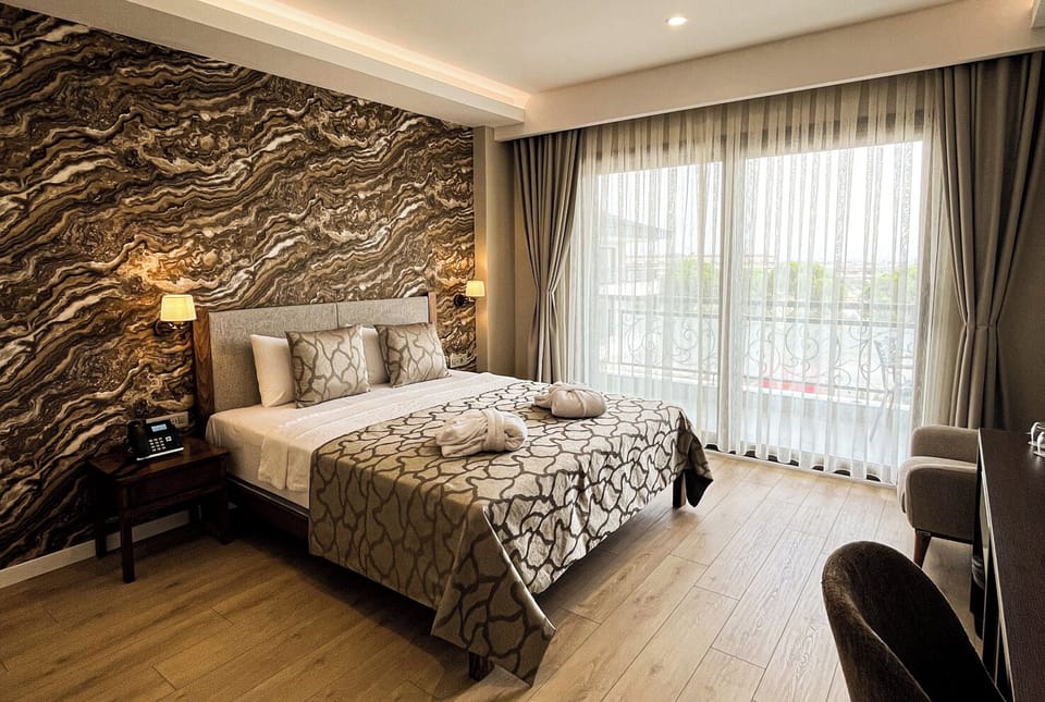 Superior Double Room, Sea View | Minibar, in-room safe, desk, laptop workspace