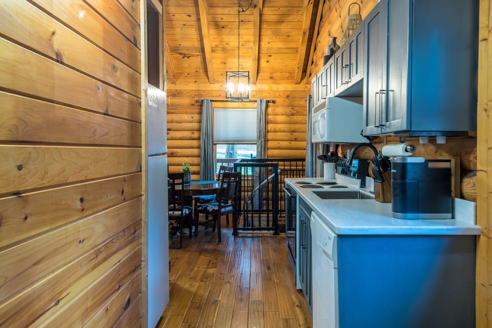 Cabin, 2 Bedrooms | Private kitchen | Fridge, oven, coffee/tea maker, toaster