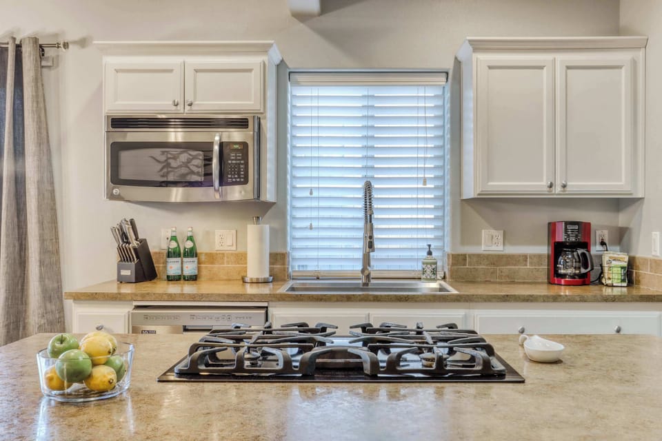 House, Multiple Beds, Patio, Garden View (Bend's Artful Adventure) | Private kitchen | Fridge, microwave, oven, stovetop