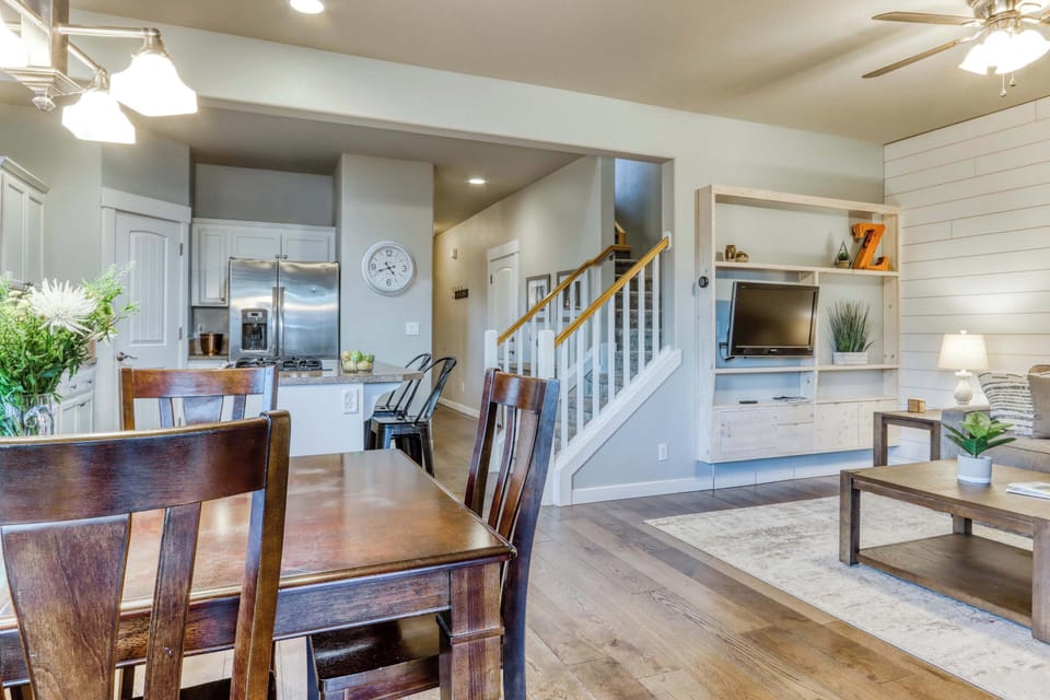 House, Multiple Beds, Patio, Garden View (Bend's Artful Adventure) | Interior