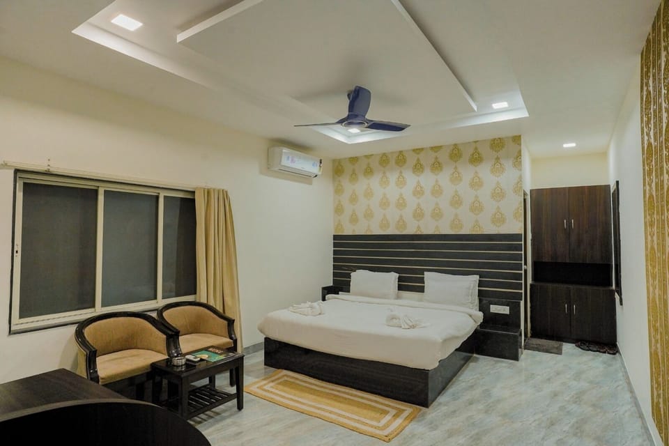 Deluxe Double Room, Balcony, Garden View | Bed sheets