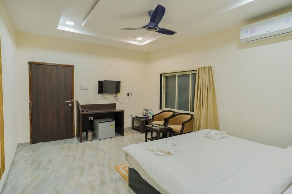 Deluxe Double Room, Balcony, Garden View | Bed sheets