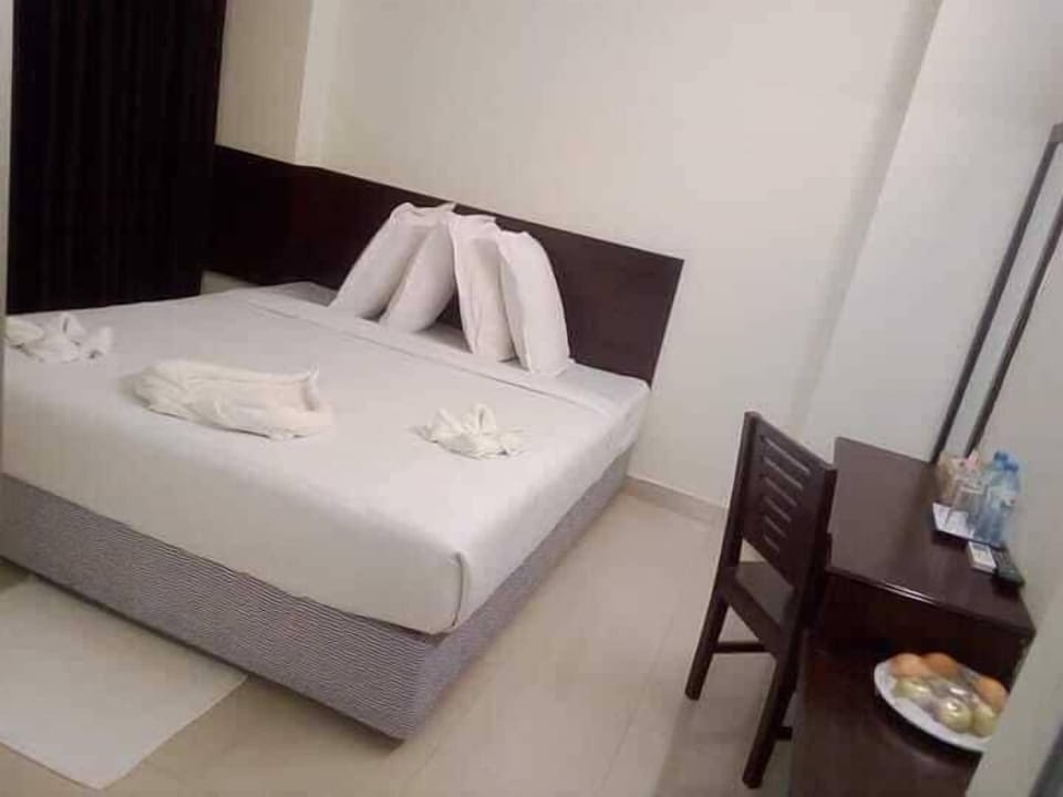 Deluxe Triple Room, City View | Desk, free WiFi