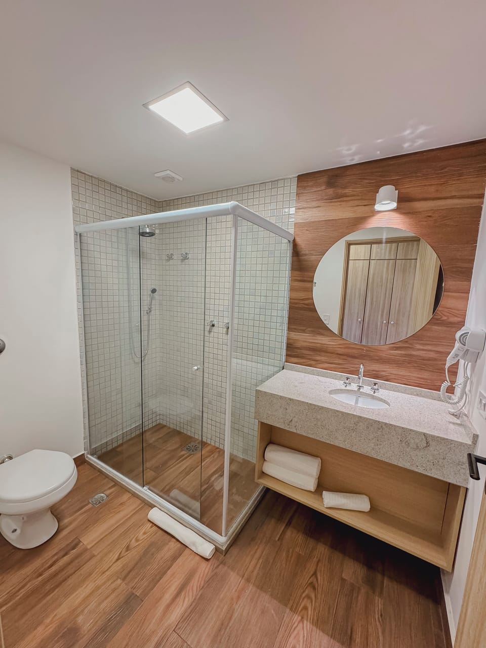 Superior Room | Bathroom | Shower, free toiletries, hair dryer, towels