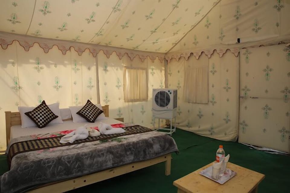 10 bedrooms, desk, laptop workspace