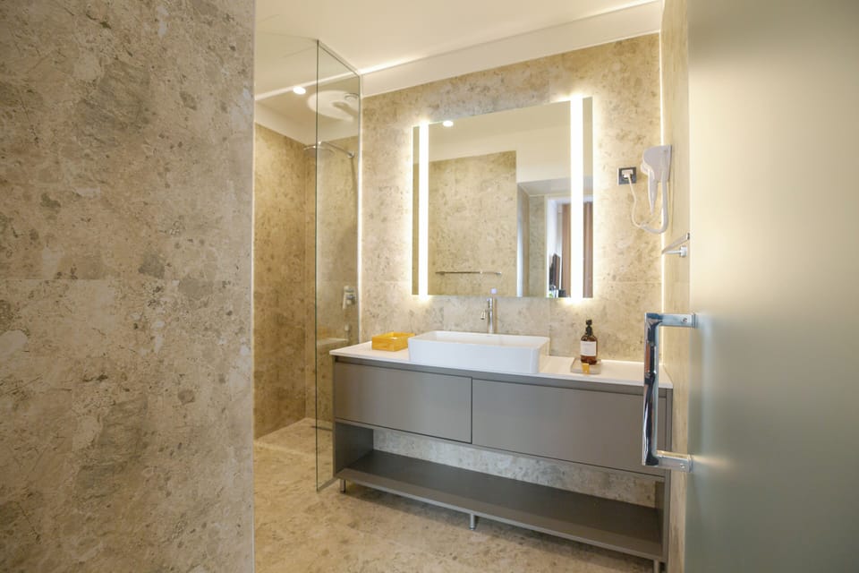 Superior Double or Twin Room | Bathroom | Shower, rainfall showerhead, free toiletries, hair dryer