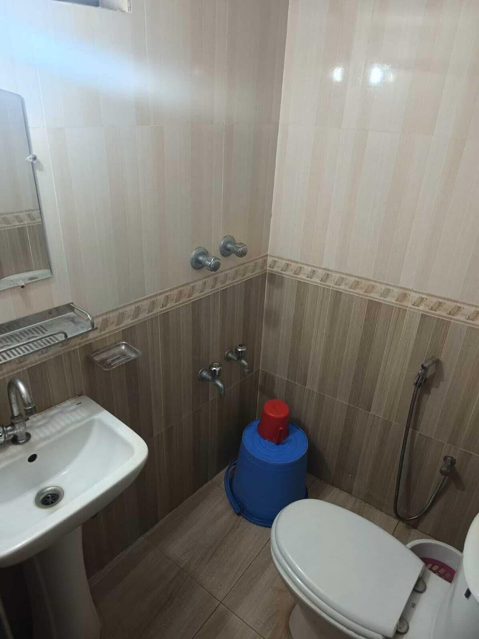 Comfort Single Room, 1 Twin Bed, City View | Bathroom | Slippers, soap, shampoo, toilet paper