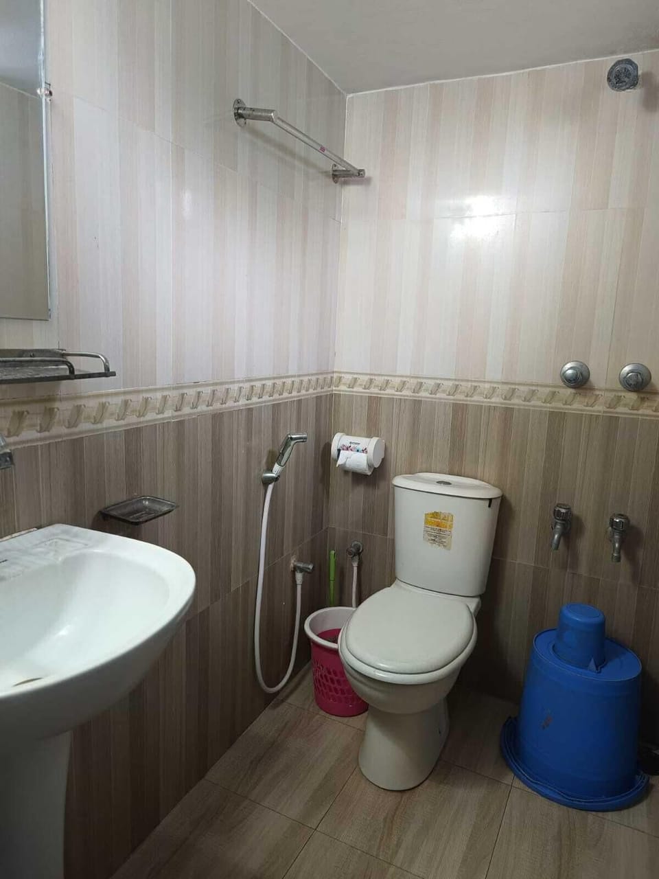 Slippers, soap, shampoo, toilet paper