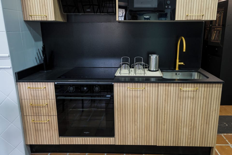 Shared fridge, microwave, stovetop, cookware/dishes/utensils