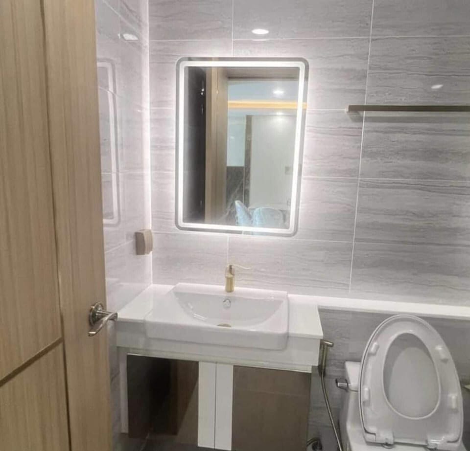 Apartment | Bathroom | Shower, hair dryer, towels, toilet paper