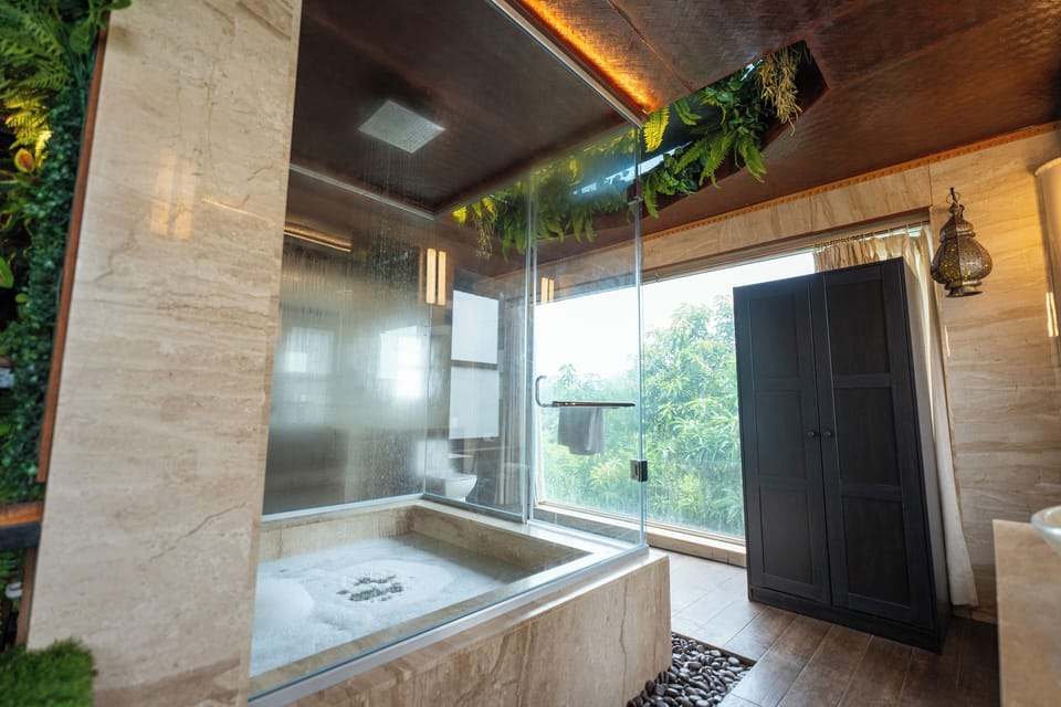 Igloo Room | Bathroom | Shower, free toiletries, hair dryer, towels
