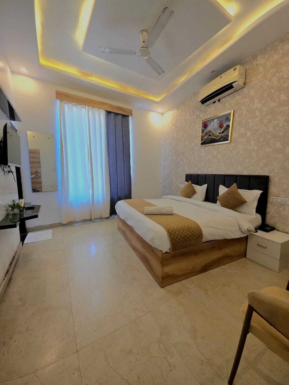 Deluxe Room, 1 King Bed, Smoking, Private Bathroom | Bathroom | Shower, hair dryer, bathrobes, slippers
