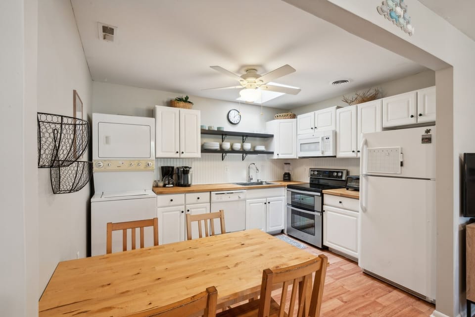 Condo, 2 Bedrooms | Private kitchen | Fridge, oven, coffee/tea maker, toaster