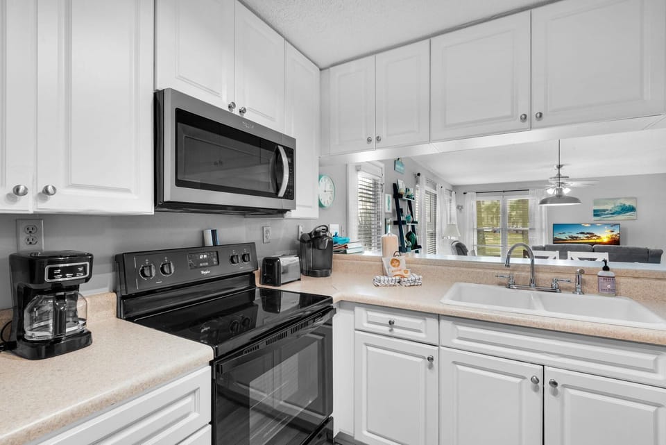 Condo, Multiple Beds (Beachview 107) | Private kitchen | Oven, toaster, paper towels