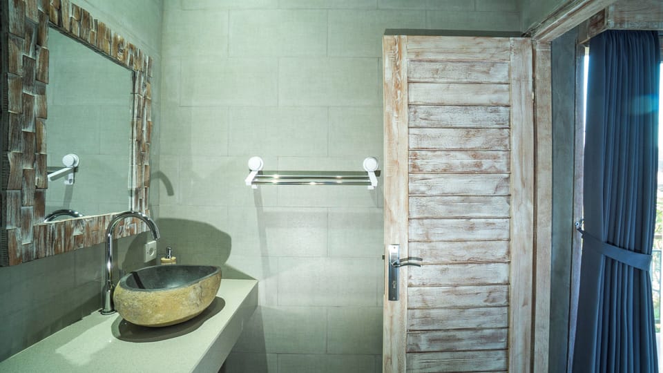 Deluxe Double Room, City View | Bathroom | Shower, towels, soap, shampoo