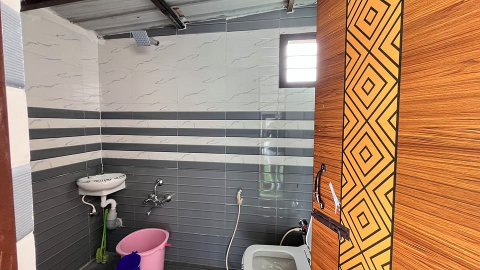 Comfort Room, Mountain View | Bathroom | Shower, free toiletries, towels, soap
