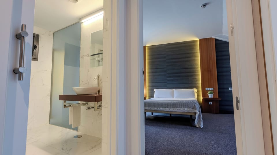 Double Room | Bathroom | Hair dryer, towels, soap, shampoo