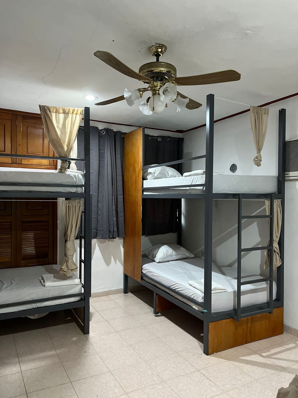 Minibar, free WiFi, bed sheets