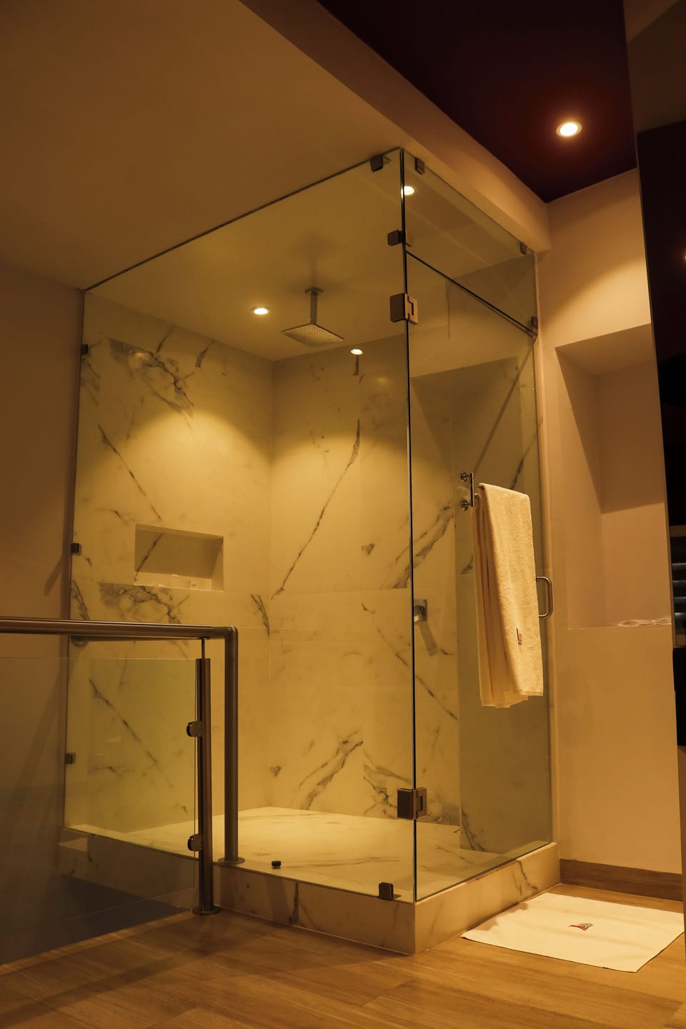 Deluxe Double Room | Bathroom | Shower, free toiletries, hair dryer, slippers