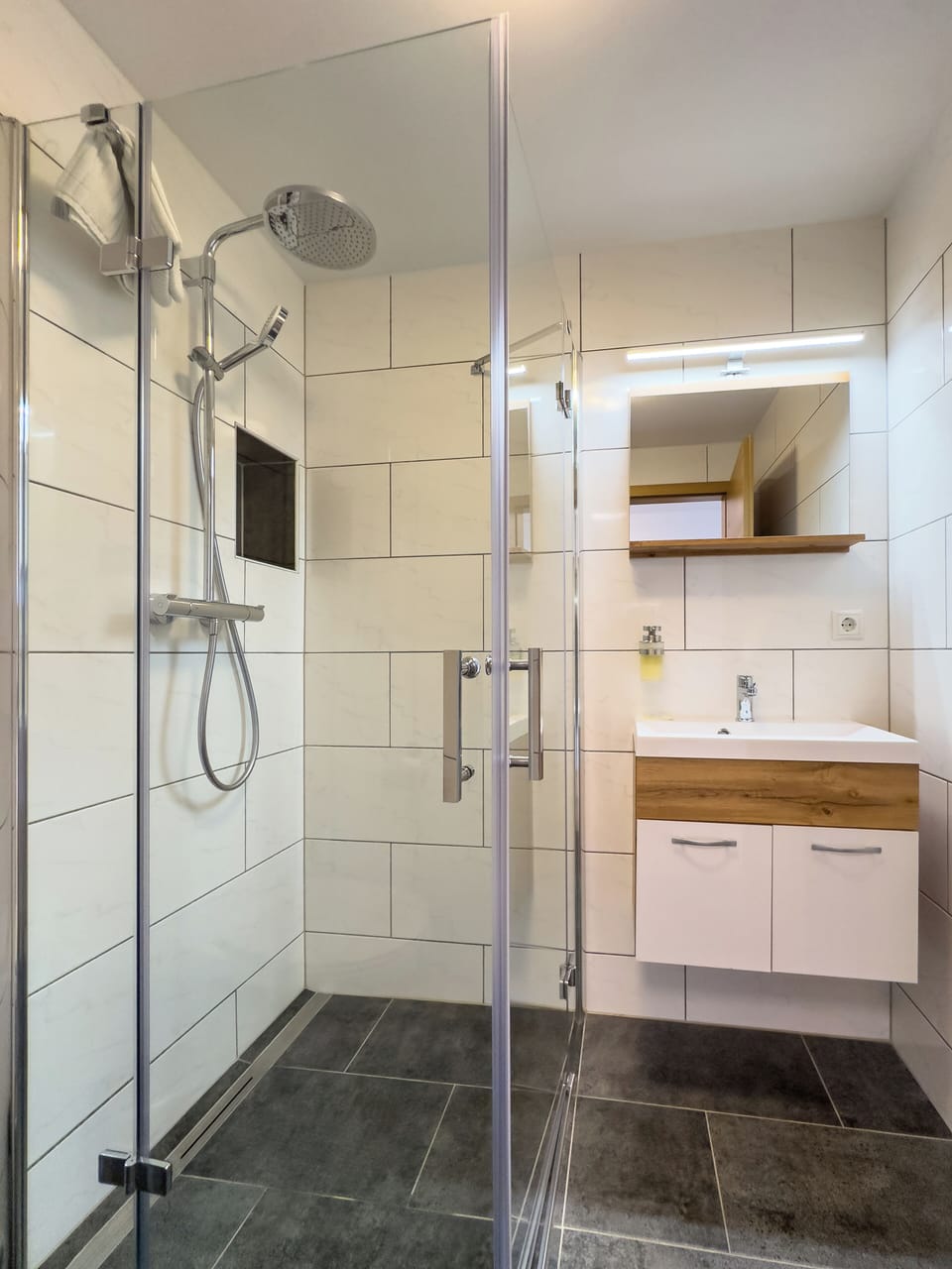 Comfort Double Room | Bathroom | Shower, hair dryer, slippers, towels