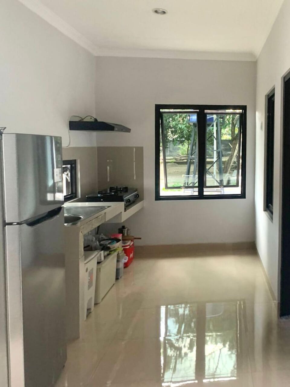 Full-size fridge, cookware/dishes/utensils