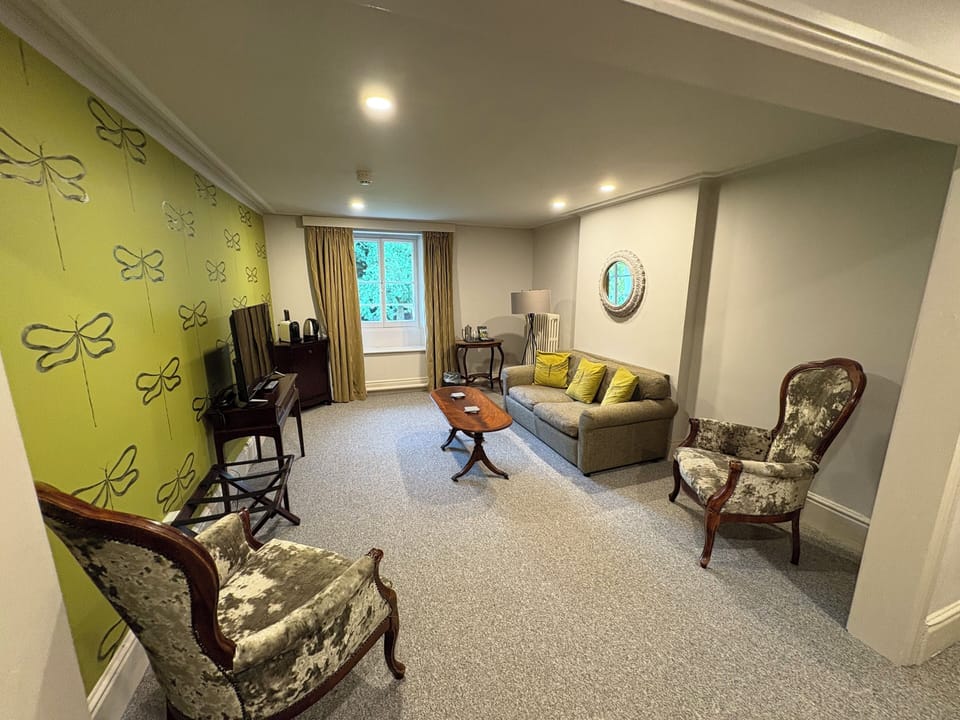 Deluxe Suite, Valley View | Living area | 32-inch Smart TV with digital channels, books
