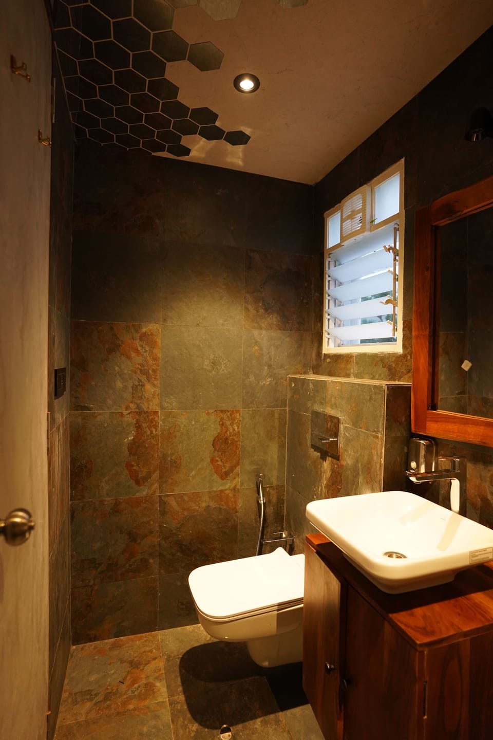 Luxury Room, 1 Queen Bed, Balcony, River View | Bathroom | Shower, towels, soap, shampoo