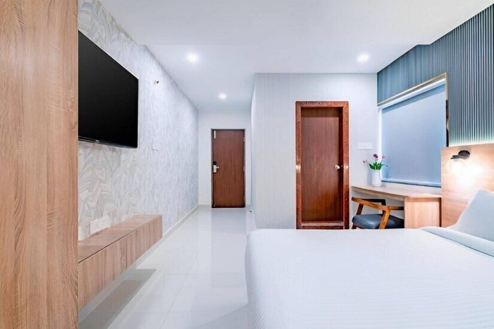Deluxe Double Room | Premium bedding, desk, bed sheets