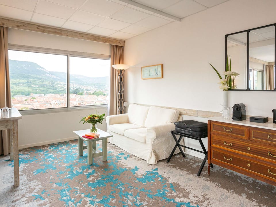 Suite, 1 Queen Bed | Desk, laptop workspace, blackout drapes, soundproofing